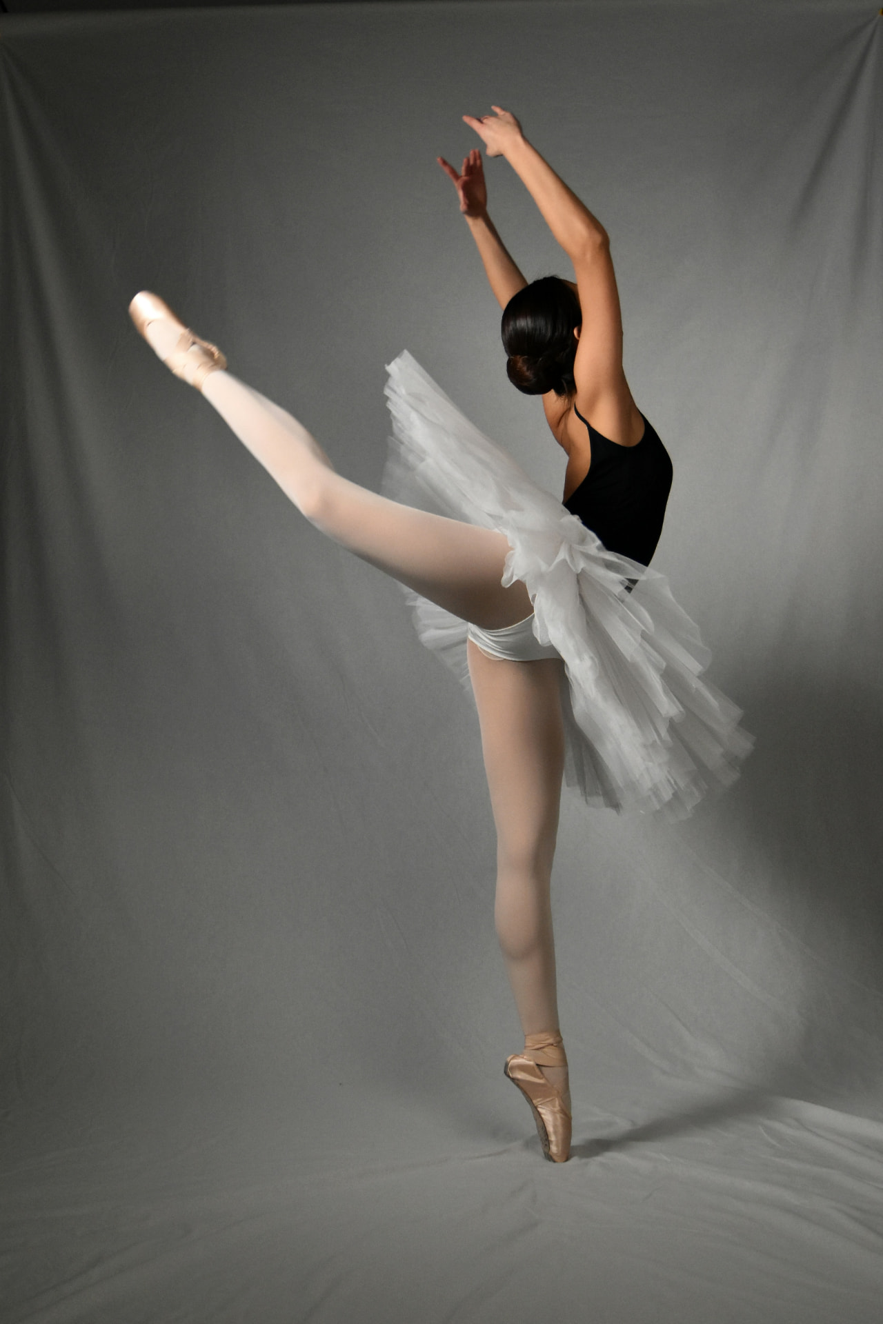Danseuse classique en tutu blanc sur pointes