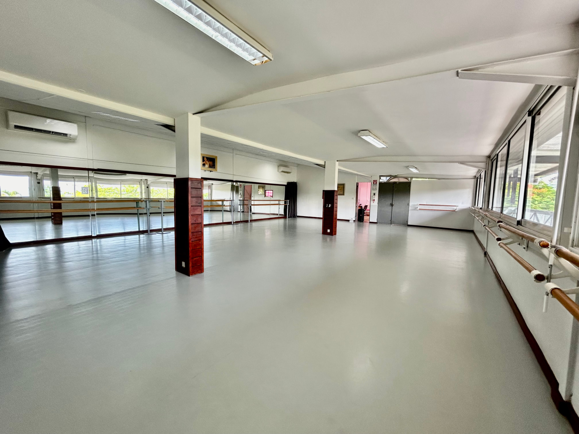 Grande salle de danse, miroirs et barres