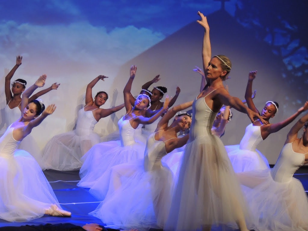 Ensemble de danseuses classiques en scène dans le ballet Giselle
